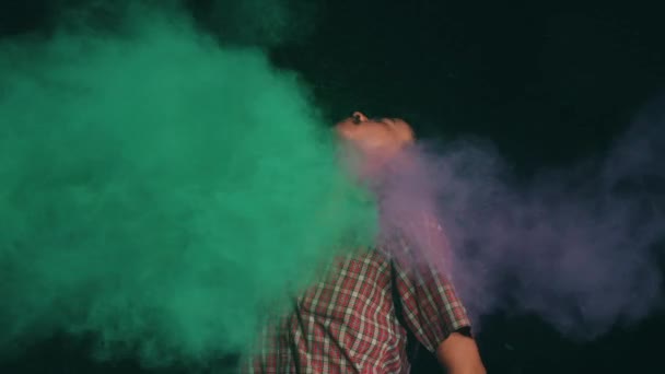 Азиатский Мужчина Брошен Цветовым Порошком Друзьями Время Цветного Фестиваля Ночью — стоковое видео