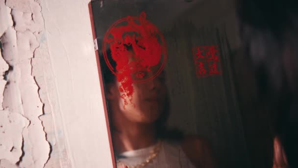 Asyalı Bir Adam Gece Bir Odada Aynaya Bakıyor Tutuyor — Stok video