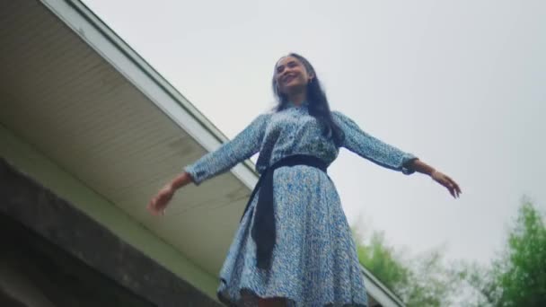 Una Mujer Asiática Caminando Pared Del Balcón Delante Casa Feliz — Vídeo de stock