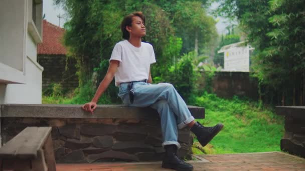 Азиатский Мужчина Сидит Полу Дома Расслабленной Своим Другом Утром — стоковое видео