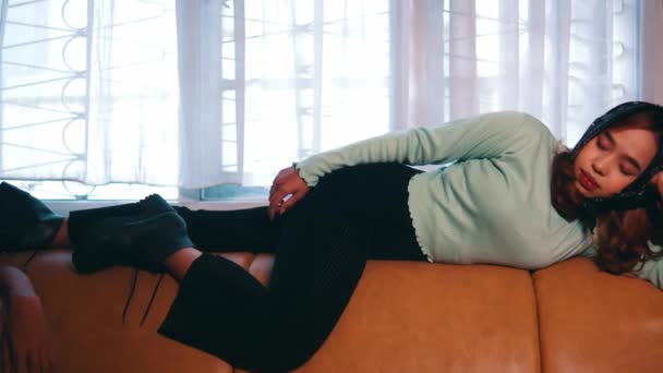 Orang Orang Asia Tertidur Sofa Dengan Sangat Nyaring Sambil Mengenakan — Stok Video