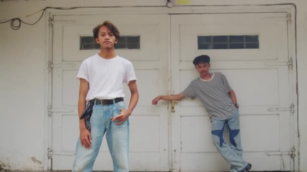 Grupa Azjatyckich Ludzi Zabytkowych Ubraniach Stojących Pozujących Przed Białym Garażem — Wideo stockowe