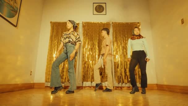 Aziaten Dansen Met Hun Vrienden Vintage Stijl Een Dansvloer Avond — Stockvideo