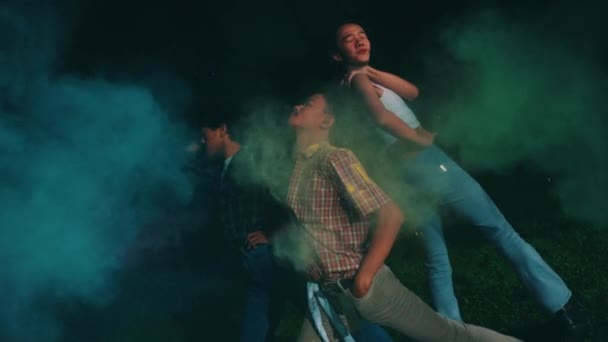 Bir Asyalı Gece Vücuduna Çarpan Renk Tozunun Ortasında Çok Seksi — Stok video