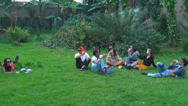 Gruppo Adolescenti Asiatici Che Prendono Con Loro Amici Parco Verde — Video Stock