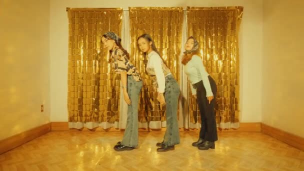 Bir Grup Asyalı Öğleden Sonra Dans Pistinde Parıldayan Altın Perdelerin — Stok video