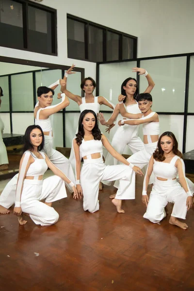 Группа Азиатских Подростков Белых Одеждах Позирует Своими Друзьями Танцполе Ночью — стоковое фото