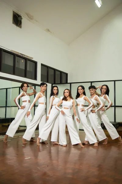 Skupina Asijských Tanečníků Tančí Svými Přáteli Zatímco Noci Nosí Tanečním — Stock fotografie