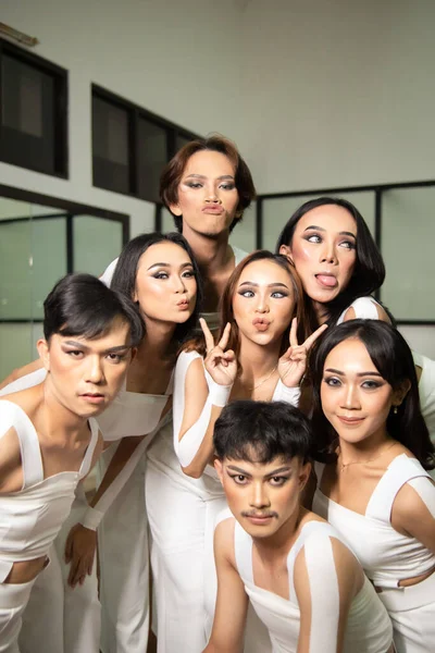 Группа Азиатских Танцовщиц Собирается Вместе Строит Глупые Рожи Фотографируя Танцполе — стоковое фото