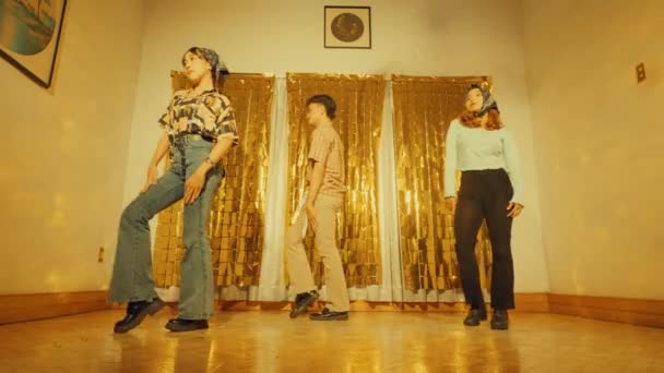 Asiaten Tanzen Abends Mit Ihren Freunden Vintage Stil Auf Einer — Stockvideo