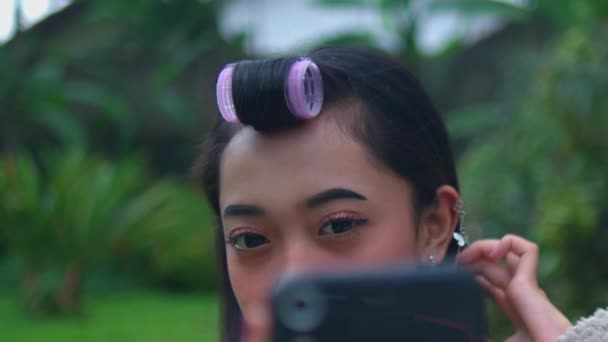 Asiatisk Kvinna Spelar Och Håller Smart Telefon Samtidigt Koppla Semester — Stockvideo