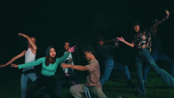 Skupina Teenagerů Tančí Spolu Zatímco Sobě Džíny Házet Barevné Prášky — Stock video