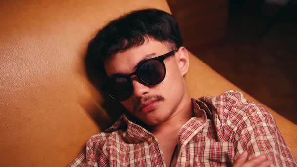 Asiático Pessoas Adormecem Sofá Muito Profundamente Enquanto Vestindo Roupas Retro — Vídeo de Stock