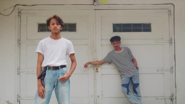 Grupo Asiáticos Pessoas Vintage Roupas Posando Frente Branco Garagem Durante — Vídeo de Stock