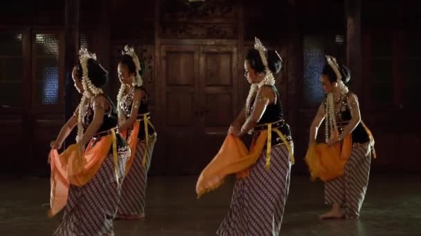 Группа Яванских Танцоров Черных Костюмах Танцует Вместе Время Вечернего Представления — стоковое видео