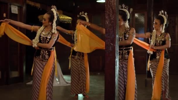 Группа Яванских Танцоров Черных Костюмах Танцует Вместе Время Вечернего Представления — стоковое видео