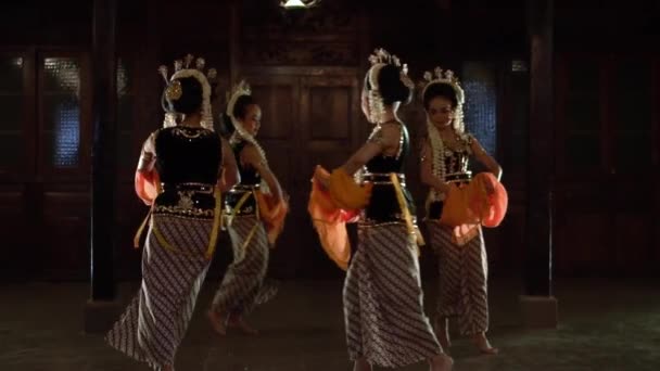 Grupp Javanesiska Dansare Svarta Kostymer Dansar Tillsammans Kvällens Föreställning — Stockvideo