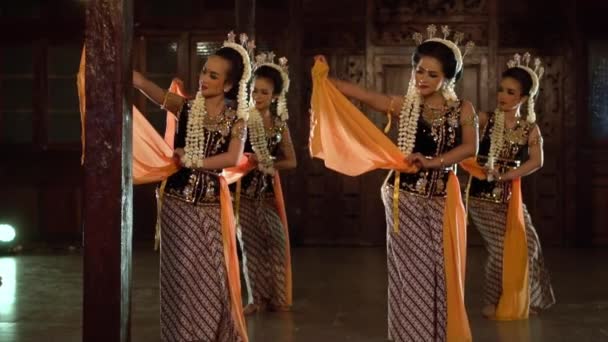 Grupo Dançarinos Javaneses Trajes Pretos Dançam Juntos Durante Apresentação Noite — Vídeo de Stock