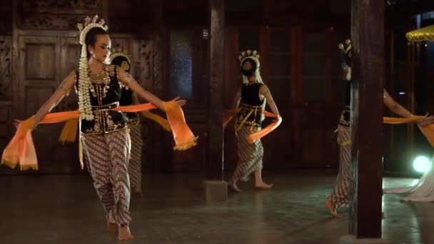 Grupp Javanesiska Dansare Svarta Kostymer Dansar Tillsammans Kvällens Föreställning — Stockvideo