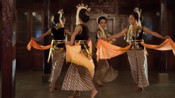 Група Яванських Танцюристів Чорних Костюмах Танцюють Разом Під Час Вечірнього — стокове відео