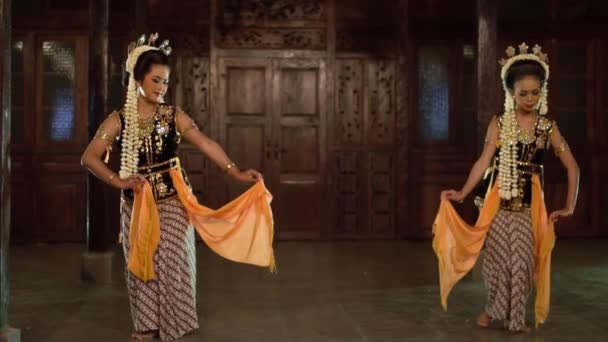 Grup Dansatori Balinezi Șaluri Galbene Dansează Încet Prietenii Lor Într — Videoclip de stoc