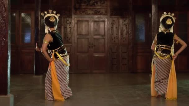 Група Балійських Танцюристів Жовтих Шалах Танцюють Повільно Своїми Друзями Будівлі — стокове відео
