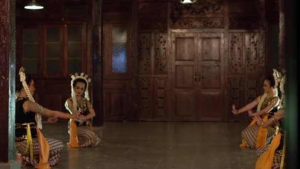 Sarı Şallı Bir Grup Balili Dansçı Bir Binada Arkadaşlarıyla Yavaşça — Stok video
