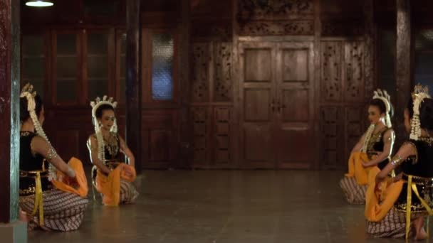 Egy Csapat Balinéz Táncos Sárga Kendőben Lassan Táncol Barátaikkal Egy — Stock videók