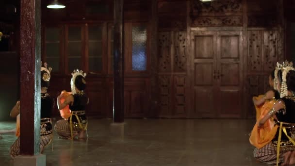 Grupo Bailarines Balineses Mantones Amarillos Bailan Lentamente Con Sus Amigos — Vídeo de stock