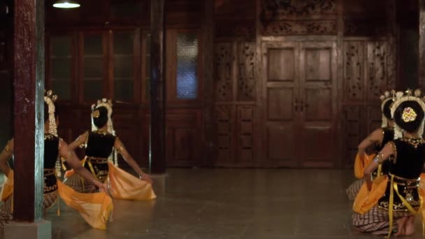 Группа Балийских Танцоров Желтых Платках Танцует Медленно Своими Друзьями Здании — стоковое видео