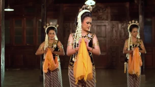 一群身穿茉莉花冠冕的印尼舞蹈家在当晚的一个节庆活动中共舞 — 图库视频影像