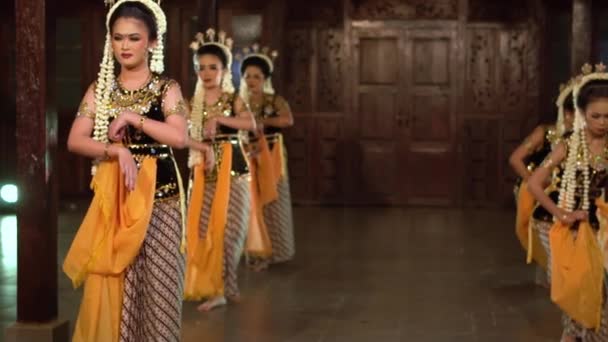 インドネシアのダンサーとジャスミン クラウンズが夜のフェスティバルで一緒に踊る — ストック動画