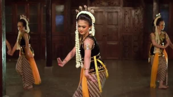 Група Індонезійських Танцюристів Жасминовими Коронками Танцюють Разом Фестивалі Ввечері — стокове відео
