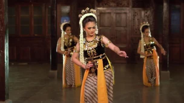 Μια Ομάδα Ινδονήσιων Χορευτών Κορώνες Γιασεμιού Χορεύουν Μαζί Μια Εκδήλωση — Αρχείο Βίντεο