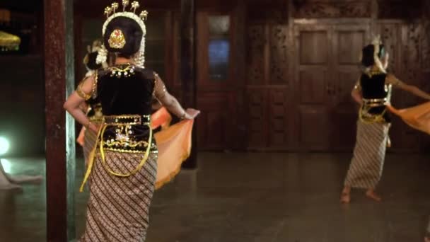 Grupa Tancerzy Indonezyjskich Koronami Jaśminowymi Tańczy Razem Wieczornym Festiwalu — Wideo stockowe
