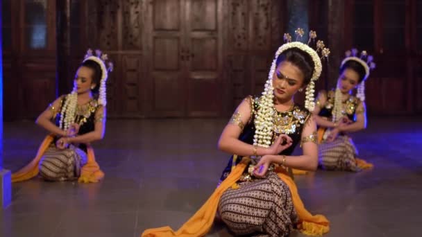 Ryhmä Indonesialaisia Tanssijoita Joilla Jasmiinikruunu Tanssivat Yhdessä Illalla Festivaalitapahtumassa — kuvapankkivideo