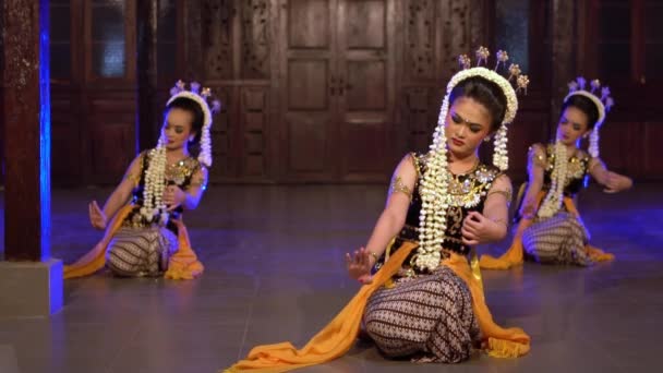 Grupp Sundanesiska Dansare Dansar Sittande Ställning Ett Kloster Natten — Stockvideo