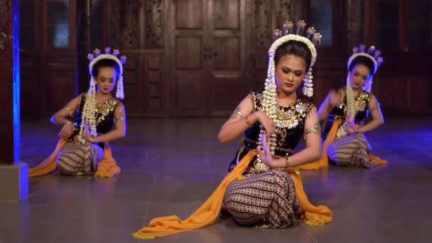 Grupo Bailarines Sundanese Baila Una Posición Sentada Monasterio Por Noche — Vídeos de Stock