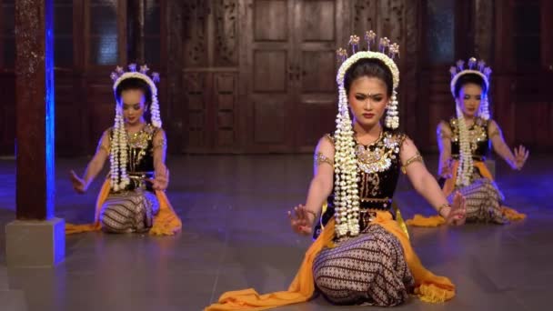 Группа Сунданских Танцоров Танцует Сидячем Положении Монастыре Ночью — стоковое видео