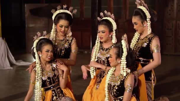 수도원에서 위치에서 춤추는 댄서의 — 비디오