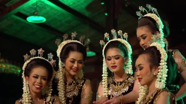 Grupa Tancerzy Jawajskich Pozować Razem Podczas Noszenia Kostiumów Tanecznych Starym — Wideo stockowe