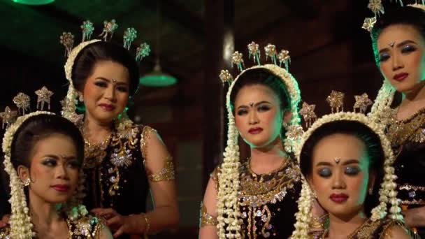 Grupp Javanesiska Dansare Poserar Tillsammans När Bär Dansdräkter Ett Gammalt — Stockvideo