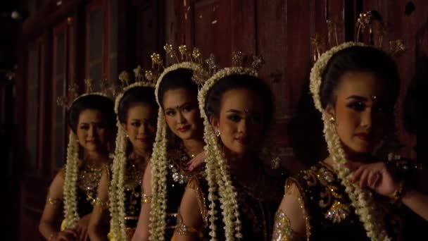 Skupina Javánských Tanečníků Pózuje Společně Když Noci Nosí Taneční Kostýmy — Stock video