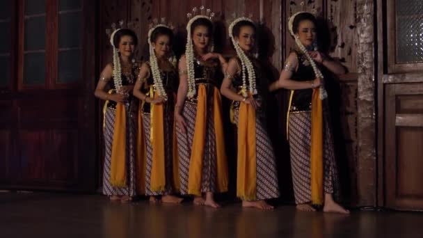 Grupo Dançarinos Javaneses Posar Juntos Enquanto Vestindo Trajes Dança Uma — Vídeo de Stock