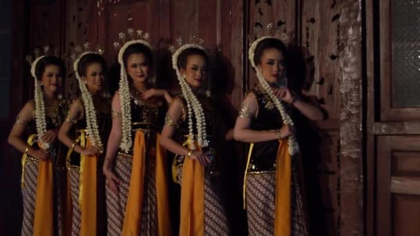 Gruppo Ballerini Giavanese Posa Insieme Indossando Costumi Ballo Una Vecchia — Video Stock