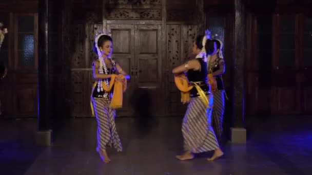Groupe Danseurs Balinais Danse Sur Scène Jouant Des Châles Jaunes — Video