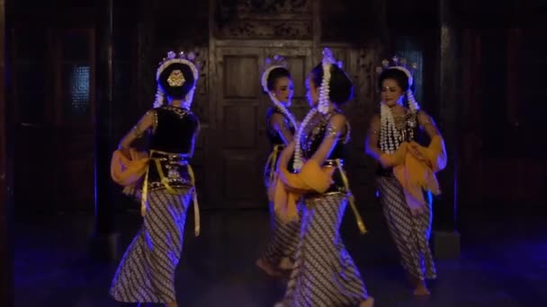 Ryhmä Balilaisia Tanssijoita Tanssimassa Lavalla Pelaamassa Keltaisia Huiveja Yöllä — kuvapankkivideo