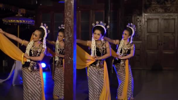 Grupa Balijskich Tancerzy Tańczy Nocą Scenie Grając Żółte Szale — Wideo stockowe