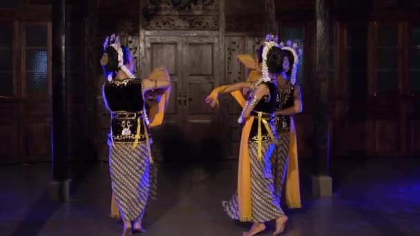 夜に黄色いショールを演奏するステージで踊るバリのダンサーのグループ — ストック動画