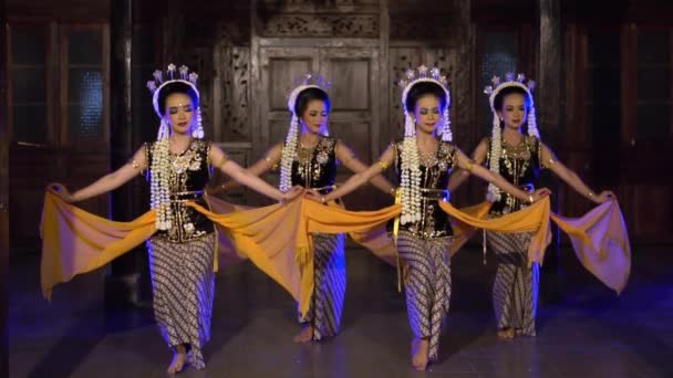 Sekelompok Penari Bali Menari Atas Panggung Bermain Selendang Kuning Malam — Stok Video